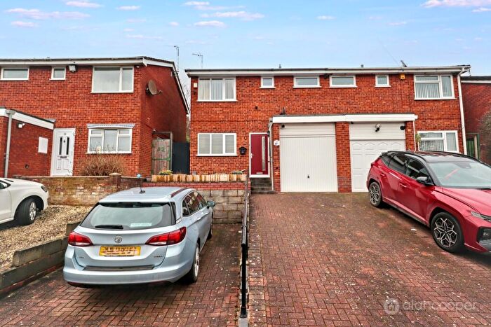 3 Bedroom Semi Detached House For Sale In Lincoln Avenue, Nuneaton, CV10