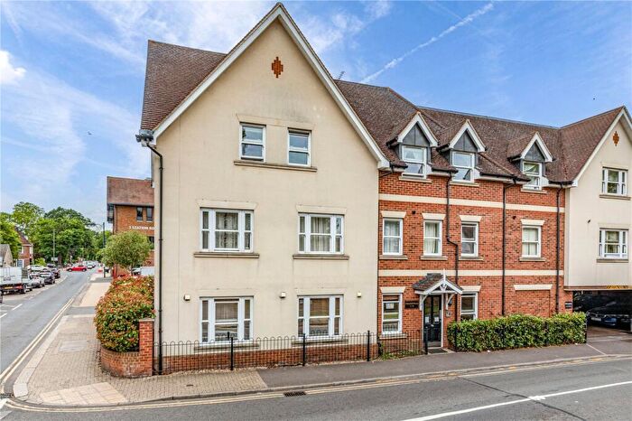 2 Bedroom Apartment For Sale In Crouch Oak Lane, Addlestone, Surrey, KT15