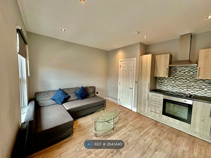 3 Bedroom Flat To Rent In Felix Road, London, W13