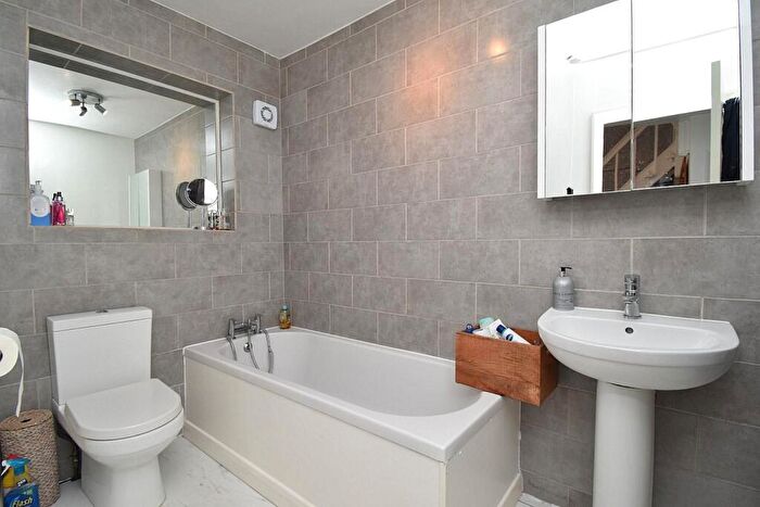 2 Bedroom Chalet For Sale In The Gardens, Doddinghurst, CM15