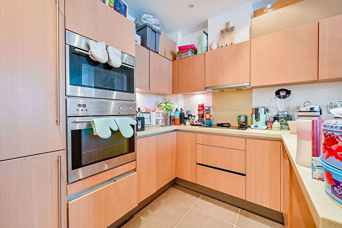2 Bedroom Flat To Rent In Bromyard Avenue, Acton, London, W3