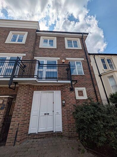 3 Bedroom Flat To Rent In B Evelyn Road, Richmond, TW9