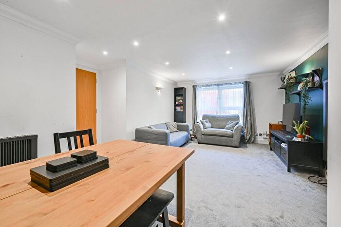 2 Bedroom Flat To Rent In Chelsea Court, Islington, London, N1