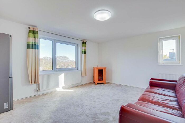 2 Bedroom Flat For Sale In Lyndhurst Court, Stoneygate, Leicester, LE2