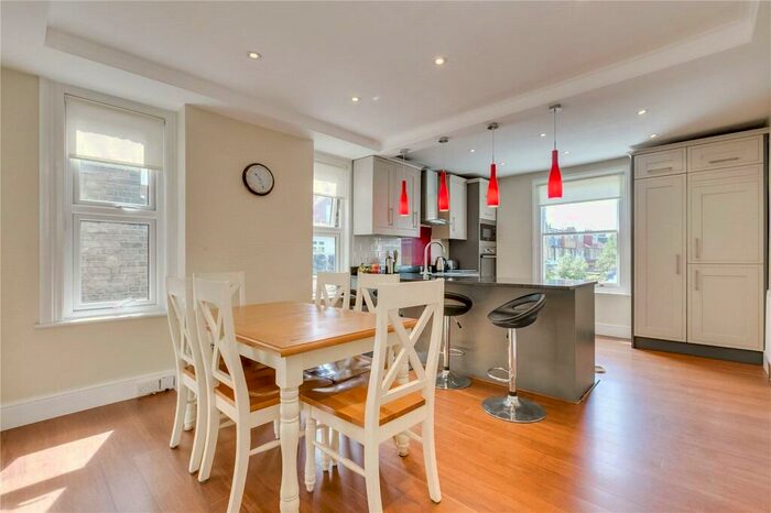 3 Bedroom Flat To Rent In Upper Richmond Road West, East Sheen, SW14