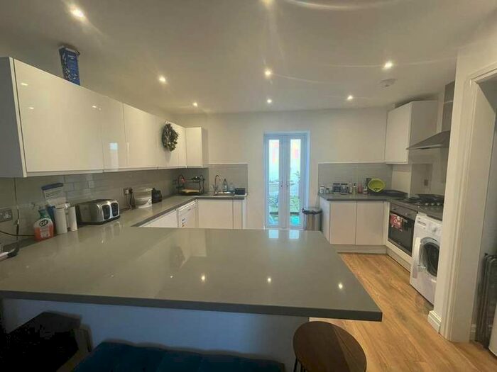 3 Bedroom Semi-Detached House To Rent In St Peters Street, Roath, CF24