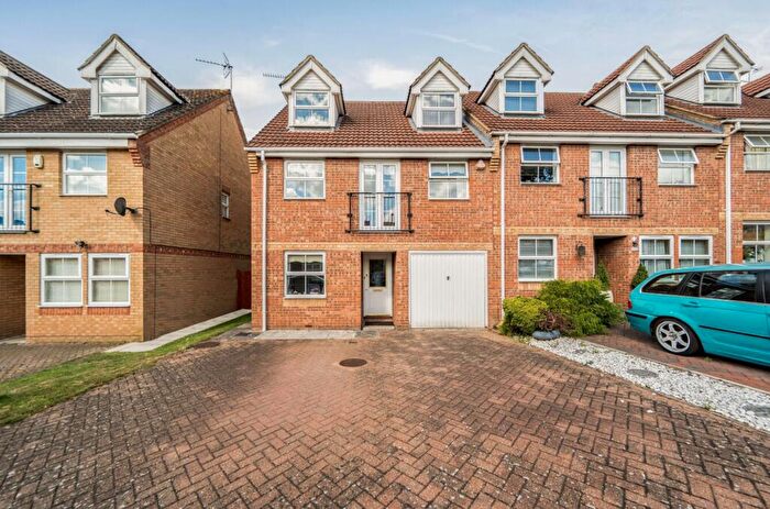 3 Bedroom House For Sale In Darlands Drive, Barnet, EN5