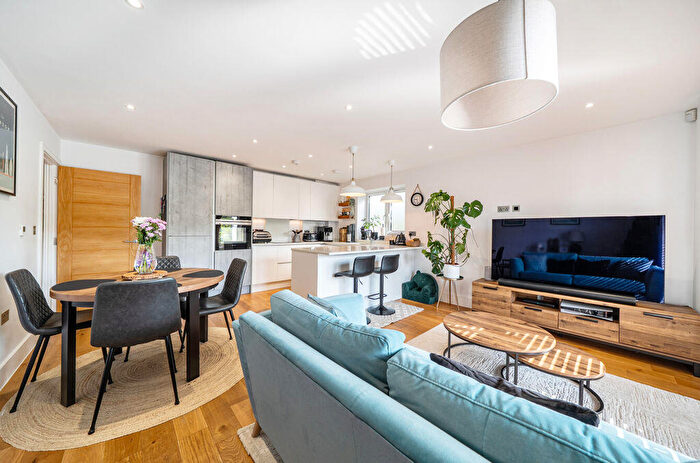 2 Bedroom Flat For Sale In Monahan Avenue, West Purley, CR8