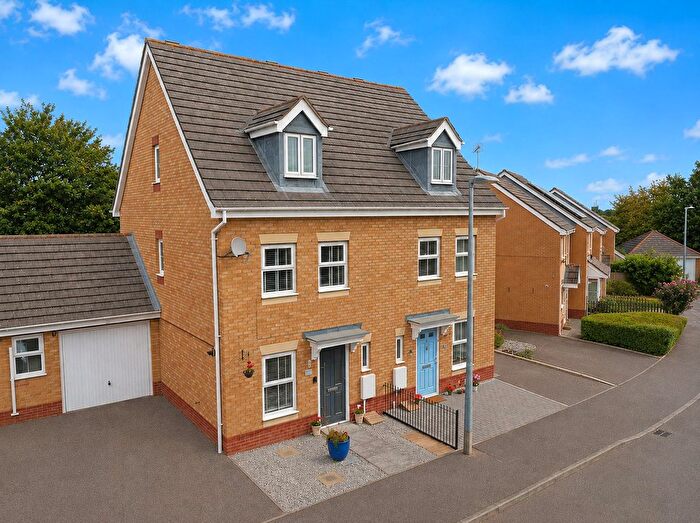 3 Bedroom Semi-Detached House For Sale In Farriers Way, Houghton Regis, Dunstable, Bedfordshire, LU5