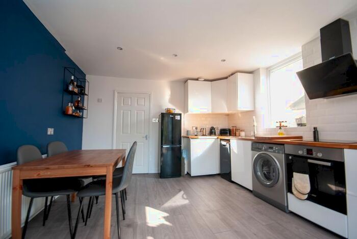 2 Bedroom Flat To Rent In Glendale Gardens, Leigh-On-Sea, SS9