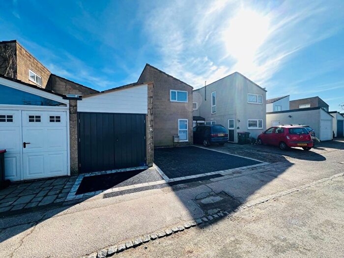 4 Bedroom Property To Rent In Linden Close, Crawley, RH10