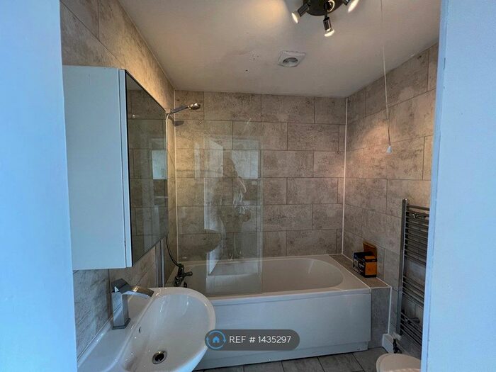 3 Bedroom Flat To Rent In Ann Street West, Widnes, WA8