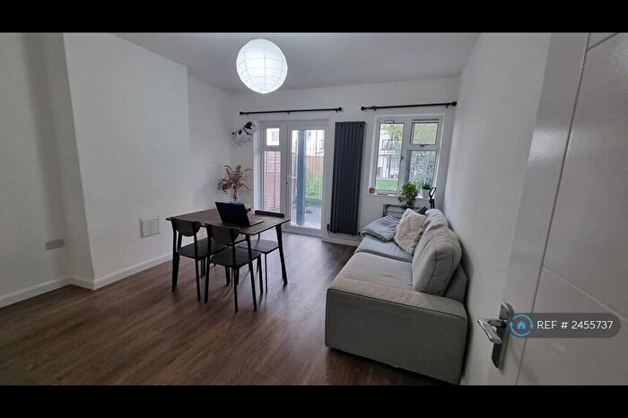 2 Bedroom Flat To Rent In Brinsley House, London, E1