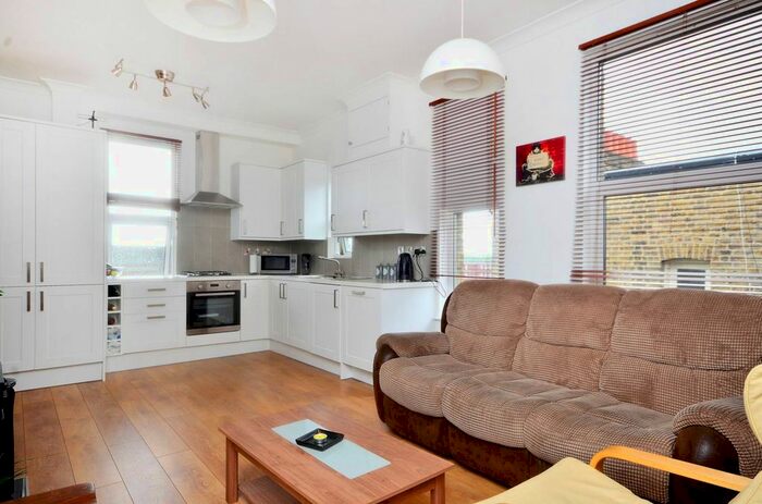 3 Bedroom Flat To Rent In Holmleigh Road, Stamford Hill, London, N16