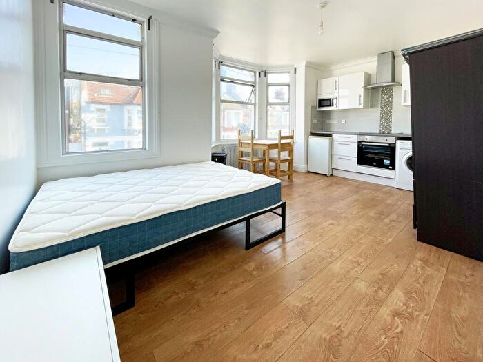 1 Bedroom Flat To Rent In Pine Road, Cricklewood, NW2