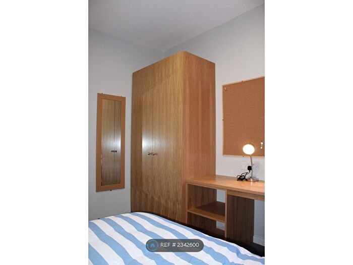 4 Bedroom Flat To Rent In Hawks Road, Kingston Upon Thames, KT1