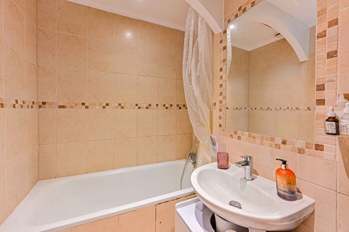 2 Bedroom Flat For Sale In Westwick Gardens, Shepherd's Bush, London, W14