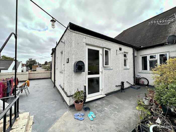 2 Bedroom Flat To Rent In Central Road, Worcester Park, KT4