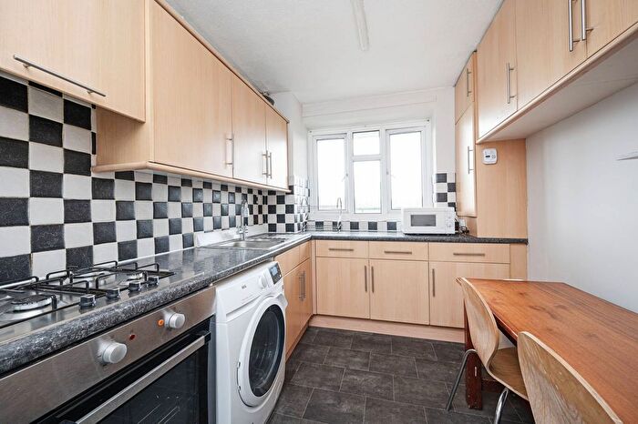 3 Bedroom Flat To Rent In Ernest Street, Mile End, London, E1