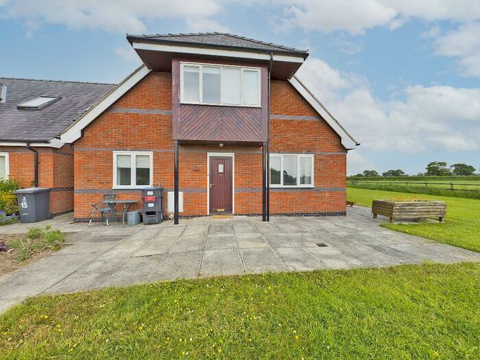 2 Bedroom Flat To Rent In Corner House Farm, Rossett, LL12