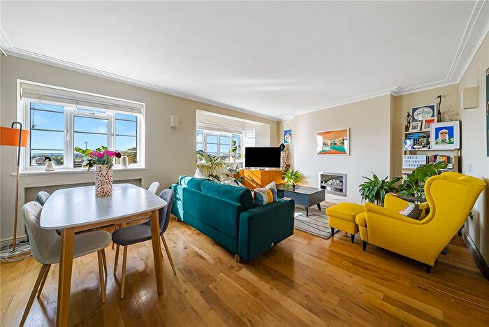 2 Bedroom Flat For Sale In Streatham High Road, London, SW16