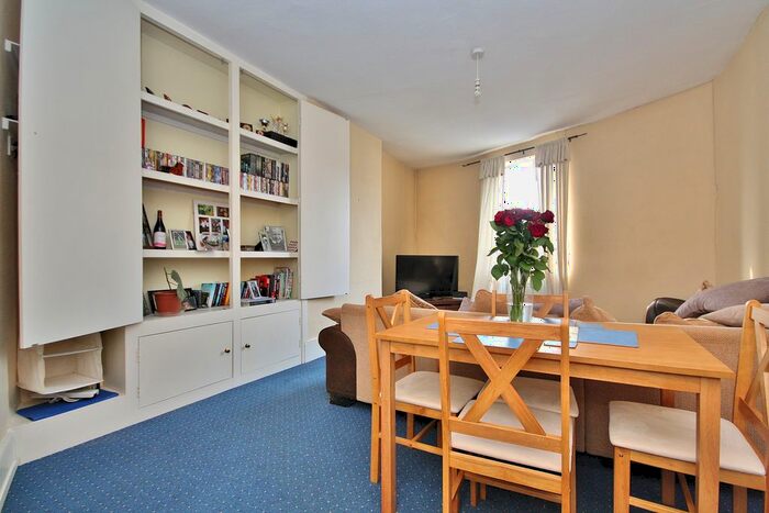 2 Bedroom Flat To Rent In Broadway, Knaphill, Woking, Surrey, GU21