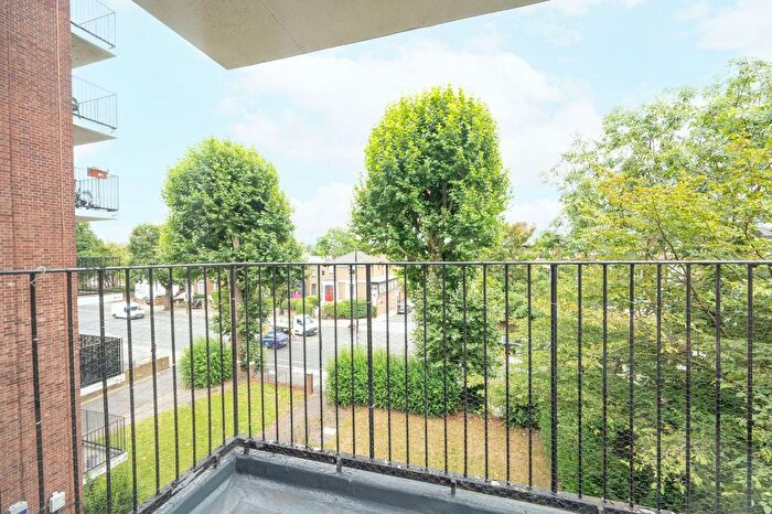 2 Bedroom Flat To Rent In Goldhawk Road, Ravenscourt Park, London, W12