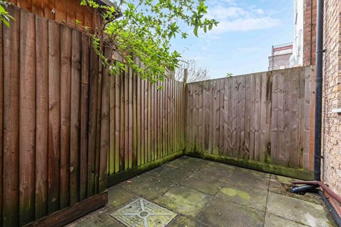 2 Bedroom Flat For Sale In Falcon Road, Battersea, SW11