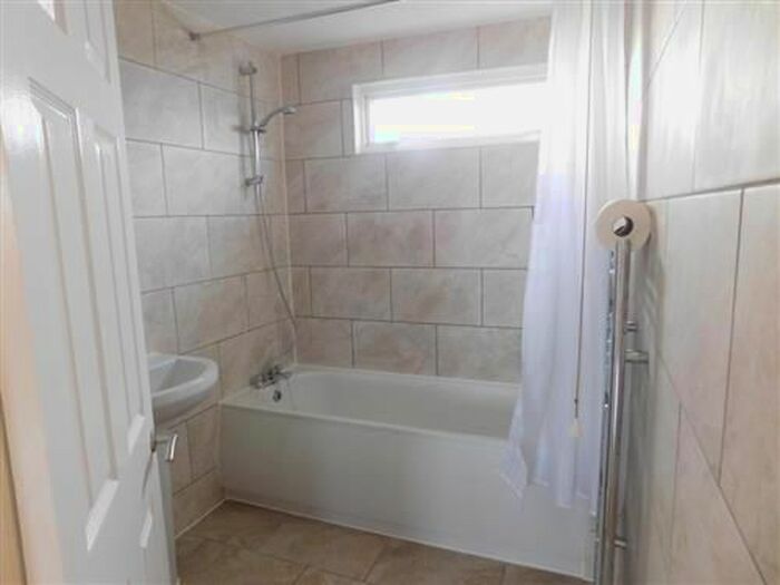 3 Bedroom Maisonette To Rent In Combe Road, Reading, Berkshire, RG30