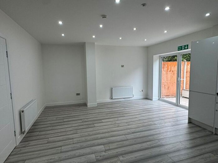 5 Bedroom Semi-Detached House To Rent In Oak Road, West Bromwich, B70