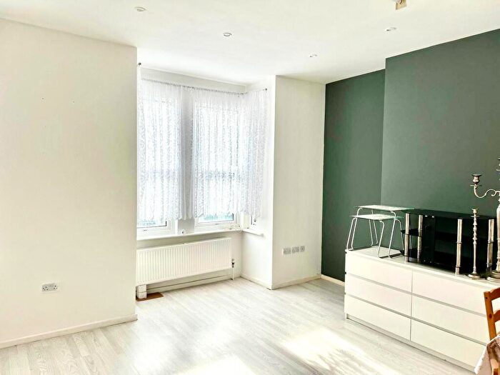 2 Bedroom Flat For Sale In Inman Road, Harlesden, NW10