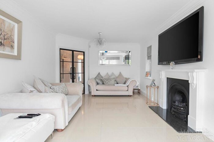 5 Bedroom Detached House For Sale In Hedgecourt Place, Felbridge, RH19