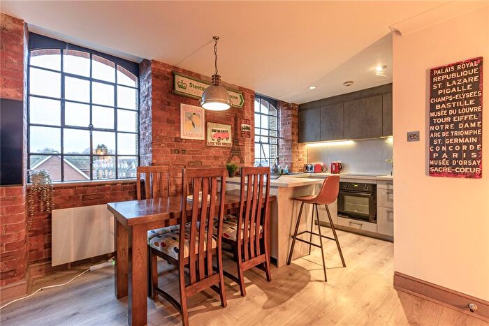 2 Bedroom Flat For Sale In Addlestone, Surrey, KT15