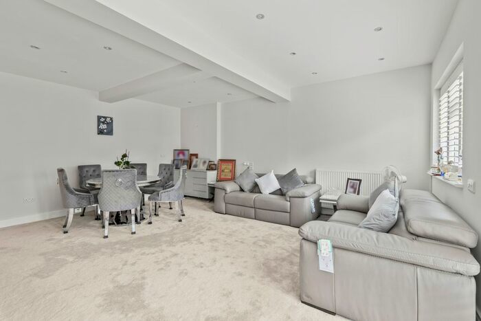 2 Bedroom Flat To Rent In Boston Manor Road, Brentford, TW8