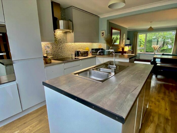 4 Bedroom Semi-Detached House To Rent In Cae Cilmelyn, Bangor, LL57