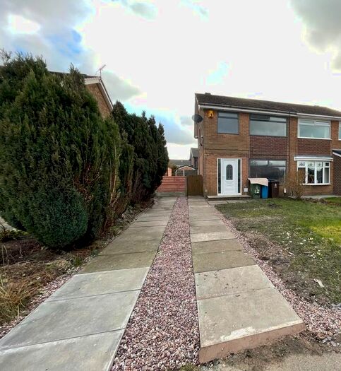 3 Bedroom Semi-Detached House To Rent In Silverdale Avenue, Chadderton, Oldham, OL9