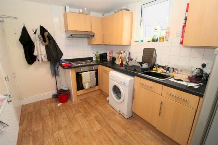 3 Bedroom Flat To Rent In Crwys Road, Cathays, Cardiff, CF24