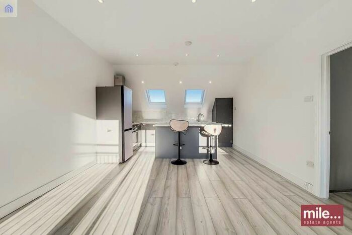 3 Bedroom Flat To Rent In Wesley Avenue, Park Royal, London, NW10