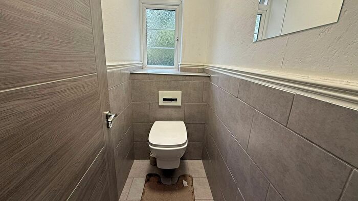 3 Bedroom Flat To Rent In Brook Lodge, North Circular Road, Golders Green, London, NW11