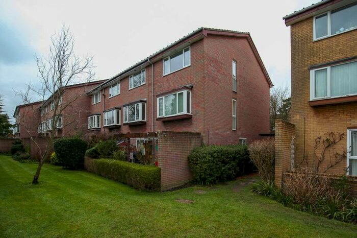 2 Bedroom Maisonette To Rent In Engadine Close, Croydon, CR0