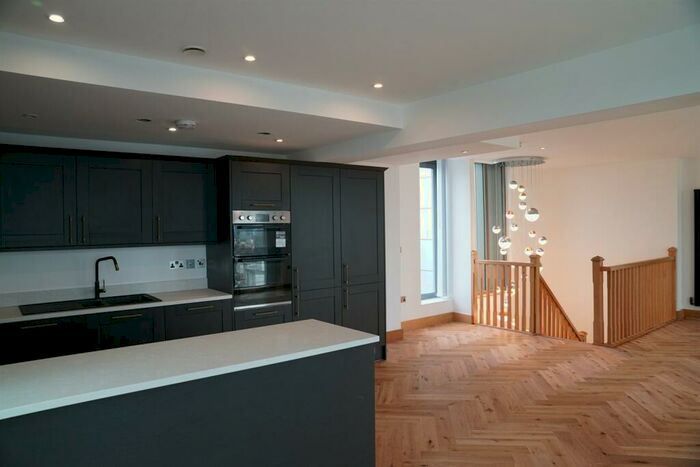 3 Bedroom Flat To Rent In Bedroom Property In London, E15