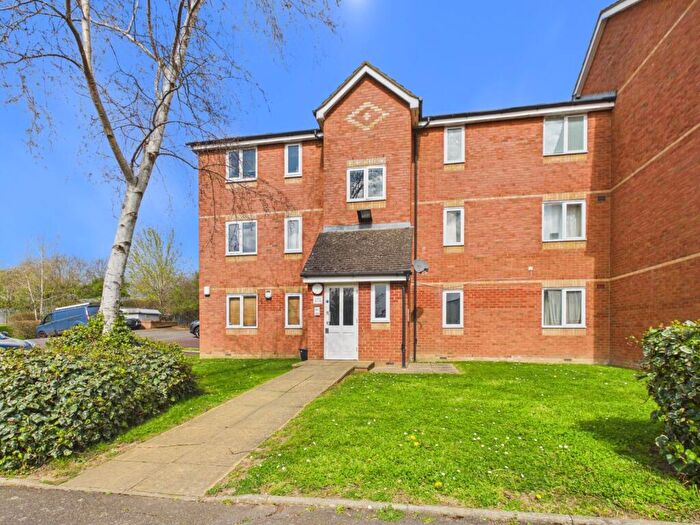 2 Bedroom Apartment For Sale In Lovegrove Drive, Slough, Berkshire, SL2