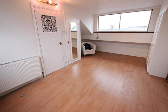 3 Bedroom Terraced House To Rent In Bawtry Road, London, N20