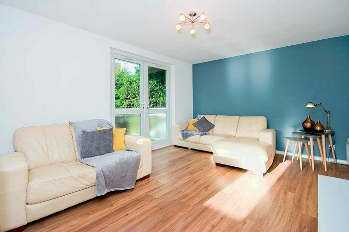 2 Bedroom Flat To Rent In Cedar Gardens, Sutton, SM2