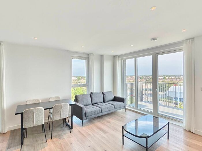 2 Bedroom Flat To Rent In Cedrus Avenue, Southall, UB1