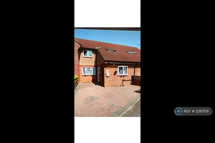 3 Bedroom Terraced House To Rent In Runham Close, Luton, LU4
