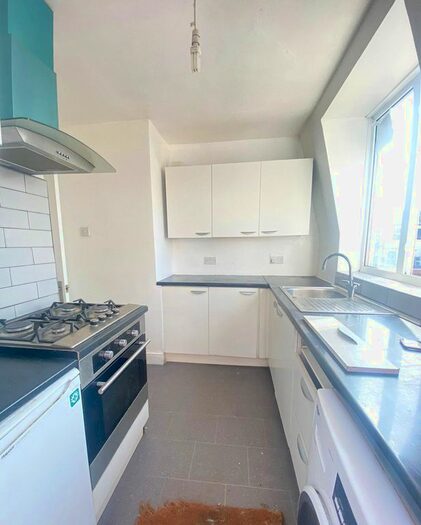 2 Bedroom Flat To Rent In Chandlers Way, Romford, RM1