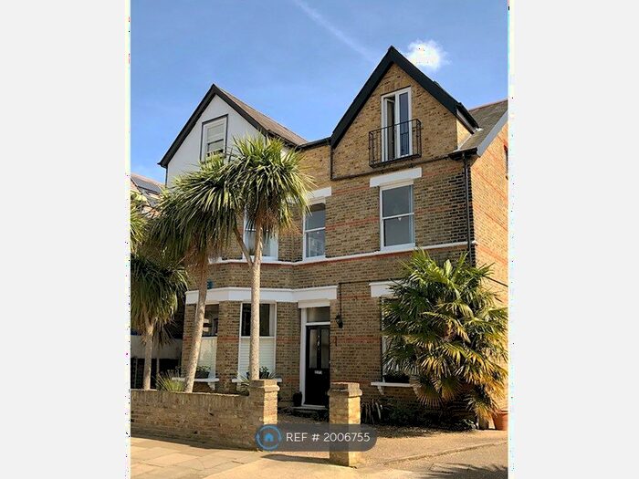 2 Bedroom Flat To Rent In Lion Gate Gardens, Richmond, TW9
