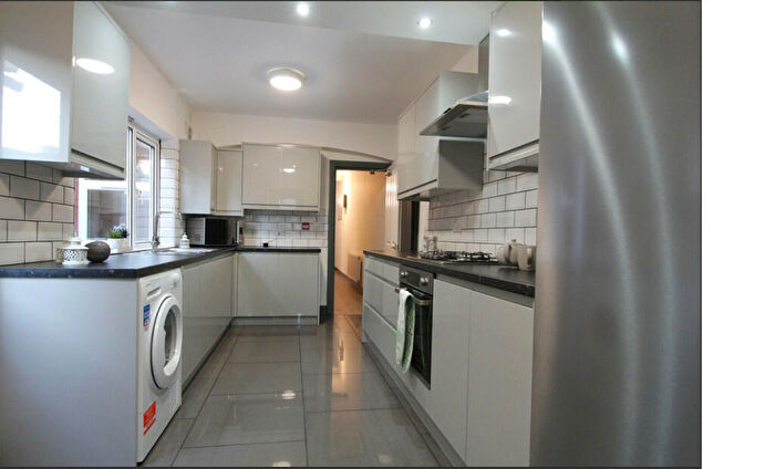 6 Bedroom Terraced House To Rent In Grange Avenue, Reading, Berkshire, RG6
