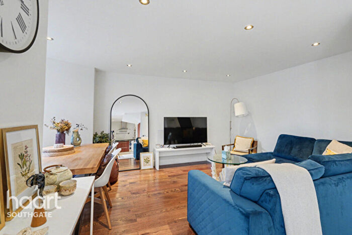 2 Bedroom Apartment For Sale In Woodland Road, Southgate, N11
